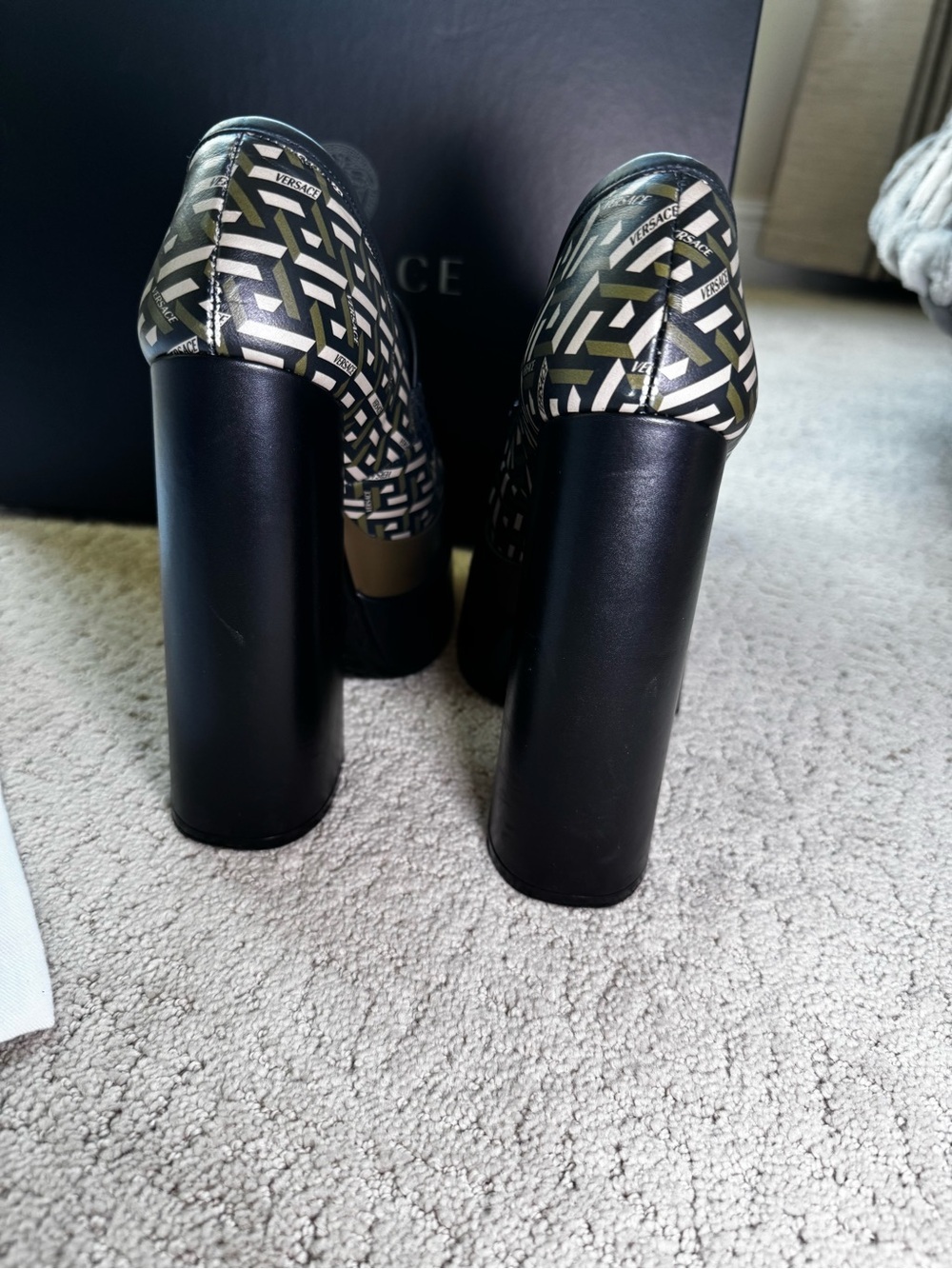 Versace Medusa Aevitas Platform Loafer Pumps with Greca pattern. - Picture 4 of 7